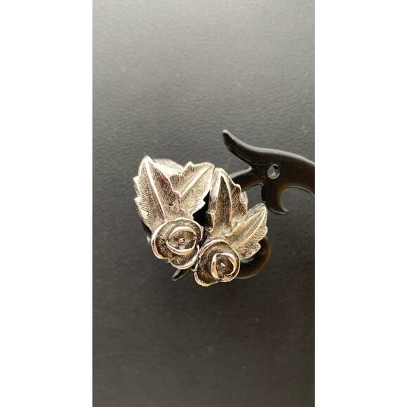 Vintage Sarah Coventry Signed Silver Tone Rose Flower Clip On Earrings - Picture 3 of 4